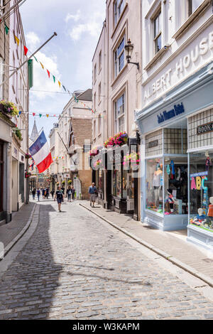 Menschen Einkaufen in der High Street, St Peter Port, Guernsey, Kanalinseln, Großbritannien Stockfoto