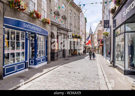 Menschen Einkaufen in der High Street, St Peter Port, Guernsey, Kanalinseln, Großbritannien Stockfoto