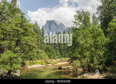 Half Dome gesehen vom Yosemite Valley. Yosemite Nationalpark, Kalifornien, USA. Stockfoto