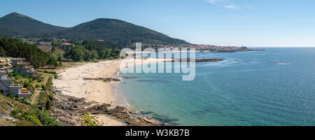 Panoramablick von einem schönen Strand an der galicischen Küste. Cabeiro Strand, Galizien, Spanien Stockfoto