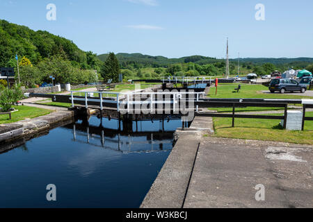 Schleusentore geschlossen und verriegelt 5 bei Cairnbaan auf Crinan Canal, Argyll und Bute, Schottland, UK abgelassen Stockfoto