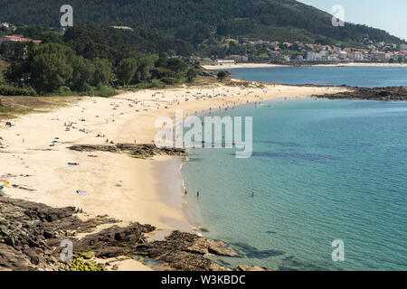 Hohe Betrachtungswinkel von einem schönen Strand an der Küste von Galicien. Cabeiro Strand, Galizien, Spanien Stockfoto