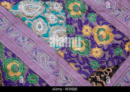Singapur, Chinatown. Detail der typischen bestickt Textil souvenir Gewebe. Stockfoto