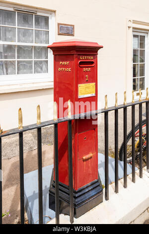 Die älteste erhaltene Post Box in Großbritannien (aus 1852) noch im täglichen Gebrauch in der Union Street, St Peter Port, Guernsey, Kanalinseln, Großbritannien Stockfoto