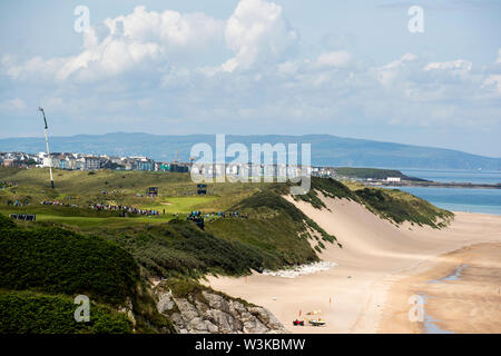 Allgemeine Ansicht der Portstewart Strand während der Vorschau Tag drei der Open Championship 2019 im Royal Portrush Golf Club. Stockfoto