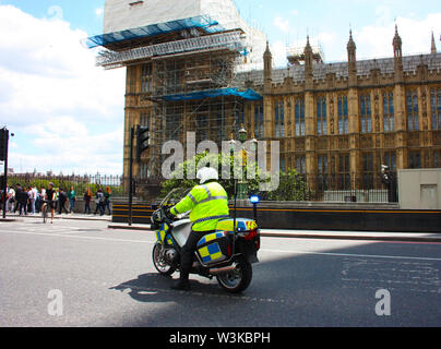 Eine englische Polizisten auf einem Motorrad Kontrollen und wacht über den Verkehr in Central London, UK Stockfoto