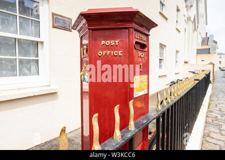 Die älteste erhaltene Post Box in Großbritannien (aus 1852) noch im täglichen Gebrauch in der Union Street, St Peter Port, Guernsey, Kanalinseln, Großbritannien Stockfoto