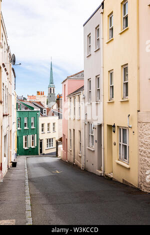 Die George Street, eine der steilen Gassen in St. Peter Port, Guernsey, Kanalinseln, Großbritannien Stockfoto