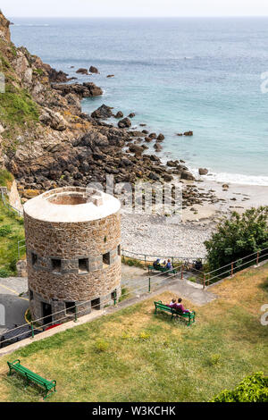 Auf der Suche nach unten von der Küste weg auf den Napoleonischen Schlupfloch Turm mit Blick auf Petit Bot Bay auf der schönen robusten Südküste von Guernsey, Kan. Stockfoto