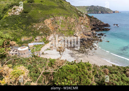 Auf der Suche nach unten von der Küste weg auf den Napoleonischen Schlupfloch Turm mit Blick auf Petit Bot Bay auf der schönen robusten Südküste von Guernsey UK Stockfoto