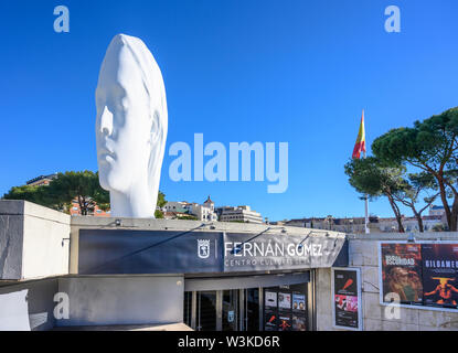 Die Fernán Gómez Centro Cultural de la Villa, die von 'Julia', eine riesige Skulptur von Künstler Jaume Plensa, in der Plaza de Colon, Madrid, Spanien übersehen Stockfoto