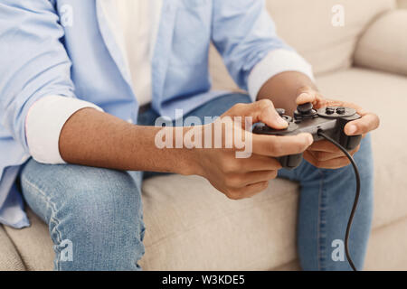 Junge Mann spielt Video Spiele zu Hause Stockfoto