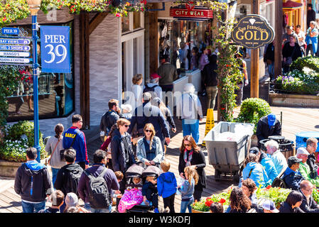SAN FRANCISCO, Kalifornien, USA - 17. SEPTEMBER 2018: Besucher gehen auf Pier 39, Geschäfte und Restaurants an einem sonnigen Tag Stockfoto