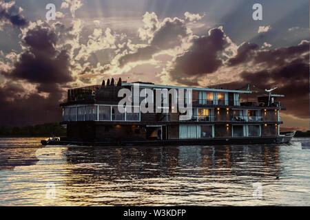 Zafiro auf dem Amazonas in Peru bei Sonnenuntergang Stockfoto