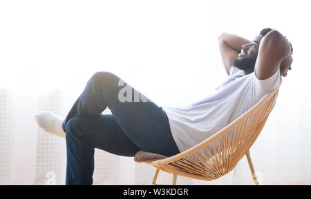 Junge afrikanische amerikanische Mann zu Hause entspannen Stockfoto