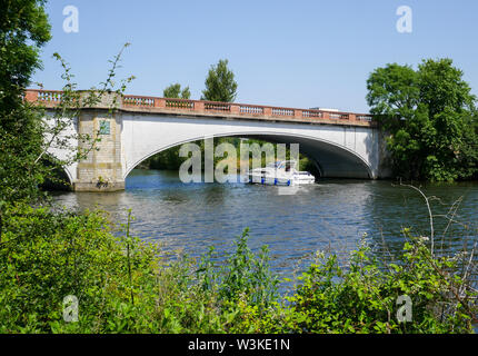 Die Themse Weg kreuzt, Albert Bridge, Datchet, Berkshire, England, UK, GB. Stockfoto