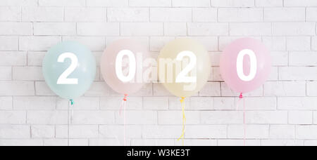 Vier Ballons mit weißen Nummern hängen in der Zeile Stockfoto