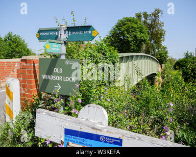 Kleine Brücke über die Themse mit Thames Path Zeichen, Nr Windsor Schloss, Stockfoto
