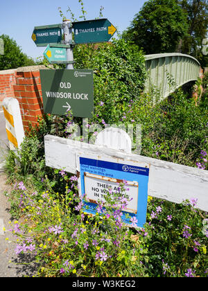 Kleine Brücke über die Themse mit Thames Path Zeichen, Nr Windsor Schloss, Stockfoto