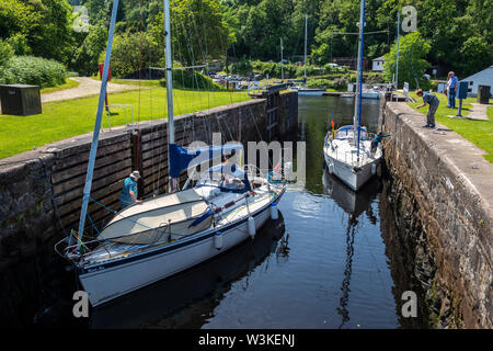 Zwei Yachten Manöver in Stellung LOCK 14 Crinan Becken auf Crinan Canal, Argyll und Bute, Schottland, Großbritannien Stockfoto