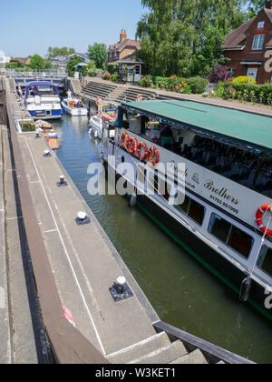 Boote mit Old Windsor Schloss, Sommer auf der Thames Path, Berkshire, England, UK, GB. Stockfoto