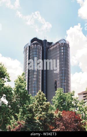 Madrid, Spanien - 21. Juni 2019: moderne Wolkenkratzer in Madrid, die Hauptstadt Spaniens. Stockfoto