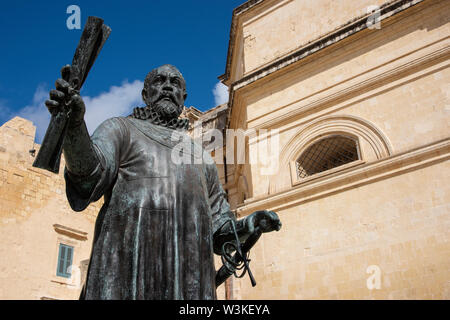 Europa, Malta, Valletta. Statue von Jean de La Valletta (1495-1568) Großmeister Jean Parisot de Valette, der die Stadt im Jahre 1566 gegründet. Stockfoto