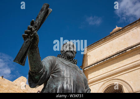 Europa, Malta, Valletta. Statue von Jean de La Valletta (1495-1568) Großmeister Jean Parisot de Valette, der die Stadt im Jahre 1566 gegründet. Stockfoto