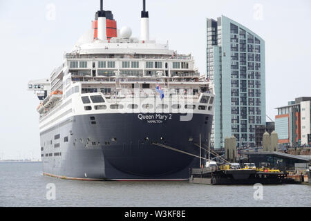 Liverpool, Großbritannien. 16. Juli 2019. Queen Mary 2 angedockt in Liverpool. Die 149.000-Tonnen Schiff das größte Passagierschiff, das jemals gebaut wurde ist auf volle Ansicht heute bei Cruise Liner Terminal der Stadt festgemacht. 300 Passagiere wird Ihr im Rahmen einer transatlantischen Reise nach New York über Reykjavik und Halifax, Nova Scotia. Credit: Ken Biggs/Alamy leben Nachrichten Stockfoto