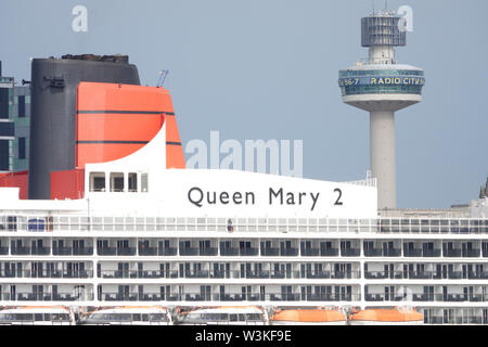 Liverpool, Großbritannien. 16. Juli 2019. Queen Mary 2 angedockt in Liverpool mit dem Radio City Tower im Hintergrund. Die 149.000-Tonnen Schiff das größte Passagierschiff, das jemals gebaut wurde ist auf volle Ansicht heute bei Cruise Liner Terminal der Stadt festgemacht. 300 Passagiere wird Ihr im Rahmen einer transatlantischen Reise nach New York über Reykjavik und Halifax, Nova Scotia. Credit: Ken Biggs/Alamy leben Nachrichten Stockfoto