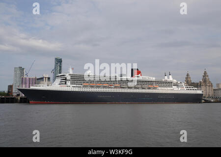 Liverpool, Großbritannien. 16. Juli 2019. Queen Mary 2 angedockt in Liverpool. Die 149.000-Tonnen Schiff das größte Passagierschiff, das jemals gebaut wurde ist auf volle Ansicht heute bei Cruise Liner Terminal der Stadt festgemacht. 300 Passagiere wird Ihr im Rahmen einer transatlantischen Reise nach New York über Reykjavik und Halifax, Nova Scotia. Credit: Ken Biggs/Alamy leben Nachrichten Stockfoto