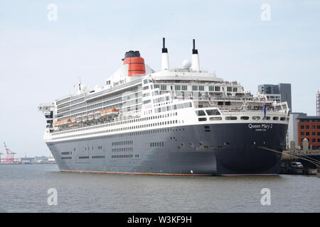 Liverpool, Großbritannien. 16. Juli 2019. Queen Mary 2 angedockt in Liverpool. Die 149.000-Tonnen Schiff das größte Passagierschiff, das jemals gebaut wurde ist auf volle Ansicht heute bei Cruise Liner Terminal der Stadt festgemacht. 300 Passagiere wird Ihr im Rahmen einer transatlantischen Reise nach New York über Reykjavik und Halifax, Nova Scotia. Credit: Ken Biggs/Alamy leben Nachrichten Stockfoto