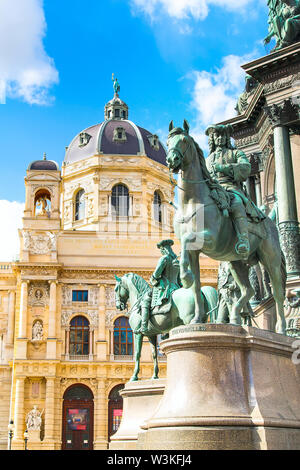 Reiten statue Detail des Baudenkmals von Maria Theresia in Wien, Österreich. Museum auf dem Hintergrund Stockfoto