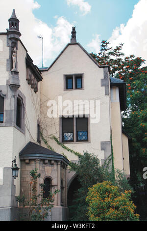 Madrid, Spanien - 21. Juni, 2019: Schöne freistehende Haus in einer luxuriösen Viertel von Madrid, Spanien Stockfoto