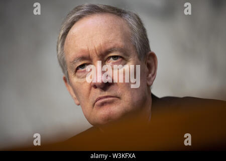 Washington, District of Columbia, USA. 16. Juli, 2019. United States Senator Mike Crapo (Republikaner von Idaho) Hört sich David A. Marcus, der Leiter der Calibra bei Facebook, bezeugen vor dem US-Senat Ausschusses für Banken, Wohnungsbau und Stadtentwicklung auf dem Capitol Hill in Washington, DC, USA am 16. Juli 2019. Marcus gerichtet Datenschutz Maßnahmen und die möglichen Auswirkungen, Waage, Entwicklung von Facebook cryptocurrency, auf die US-Wirtschaft haben würde. Credit: Stefani Reynolds/CNP/ZUMA Draht/Alamy leben Nachrichten Stockfoto