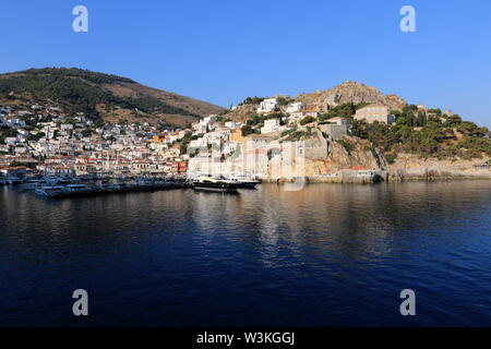 Panoramablick auf den Hafen, die Stadt Hydra Hydra, Hydra, Griechenland Stockfoto