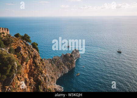 Alanya Meer mit alten Mauern der Burg über dem schönen blauen Meer, Türkei, Antalya, Bezirk Stockfoto