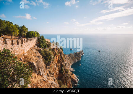 Alanya Meer mit alten Mauern der Burg über dem schönen blauen Meer, Türkei, Antalya, Bezirk Stockfoto