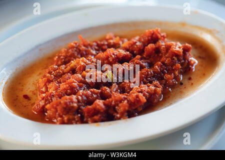 Italienische Tomatensauce mit Basilikum, Zwiebel und Knoblauch auf weiße Holztisch. Stockfoto