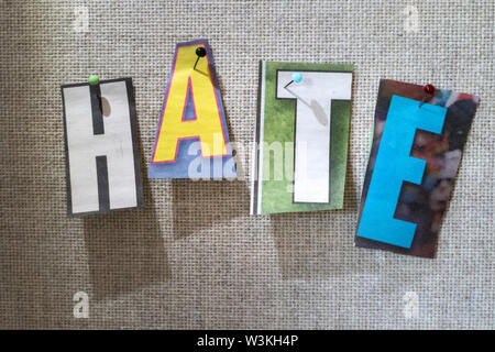 Das Wort Hass auf ein Bulletin Board mit Cut-out Papier Buchstaben in die loesegeldforderungen Wirkung Typografie Stockfoto