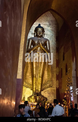 Aka Myanmar Birma, Bagan. Ananda Tempel aka Ananda Phaya. Buddhistische Tempel in 1105 AD gebaut, Innenraum. Gold standing Buddha, Kassapa (Südseite) Stockfoto