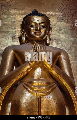 Aka Myanmar Birma, Bagan. Ananda Tempel aka Ananda Phaya. Buddhistische Tempel in 1105 AD gebaut, Innenraum. Gold standing Buddha, Kassapa (Südseite) Stockfoto