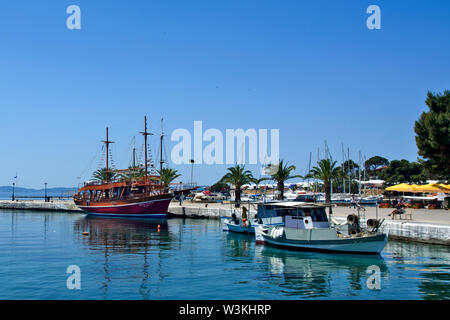 Neos Marmaras, Griechenland, 30. Mai 2019. Ein Blick auf die ruhige Stadt Hafen mit Schiffen. Neos Marmaras befindet sich auf der Halbinsel Sithonia, Chalkidiki, Griechenland. Stockfoto