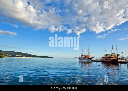 Neos Marmaras, Griechenland, 30. Mai 2019. Ein Blick auf die ruhige Stadt Hafen mit Schiffen. Neos Marmaras befindet sich auf der Halbinsel Sithonia, Chalkidiki, Griechenland. Stockfoto