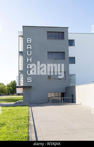 Das Bauhausgebäude in Dessau, Deutschland. Das Gebäude wurde 1926 von Walter Gropius entworfen und ist ein UNESCO-Weltkulturerbe. Stockfoto