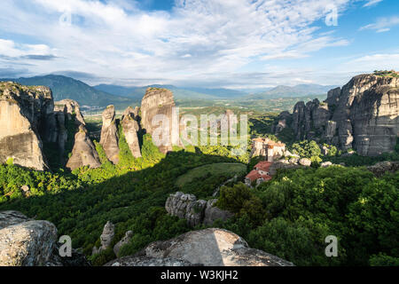 Einen atemberaubenden Blick auf die Meteora berühmten Landschaft in Mittelgriechenland an einem sonnigen Morgen Stockfoto