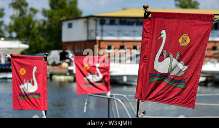 Die traditionelle Wimpel und Fahnen der Royal Swan Oberteil, Juli 2019 Stockfoto