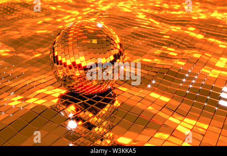 Discoball oder mirrorball schwimmend auf einem Spiegel Ozean im Sonnenuntergang irgendwo auf einem warmen tropischen Strand, bereit für eine After Party? Stockfoto