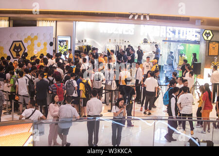 Fans versammelt sich vor der Wölfe neue Shanghai megastore vor der Premier League Asien Trophy 2019 gegen Newcastle United F.C. in Shanghai, China, 15. Juli 2019. Neue megastore Wölfe' in Shanghai wurde offiziell mit einer Masse von Hunderten von chinesischen Fans geöffnet. Stockfoto