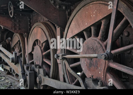 Nahaufnahme der Antriebsräder und die antriebsstange einer historischen Dampflokomotive Stockfoto